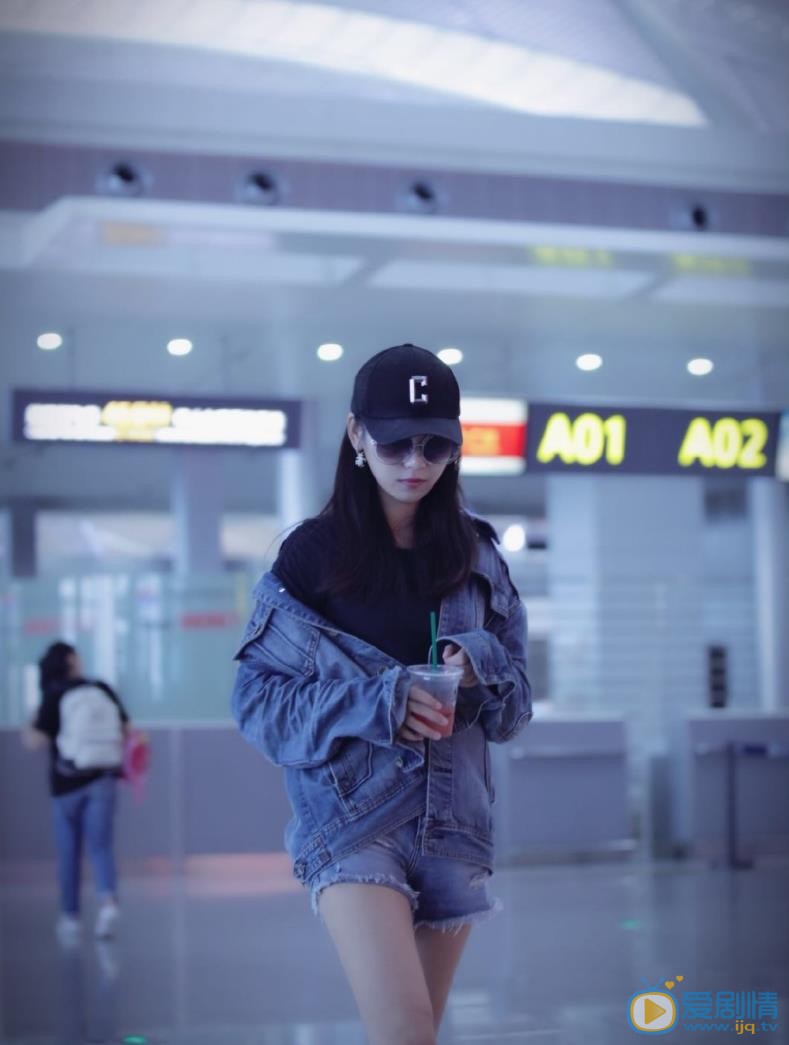 王子彤机场照 王子彤高清写真_王子彤高清剧照