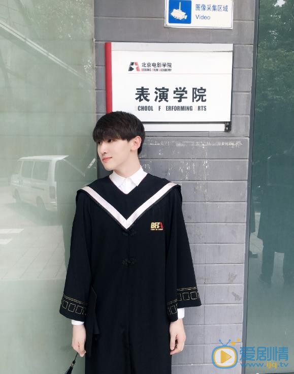 苗夕伦毕业照