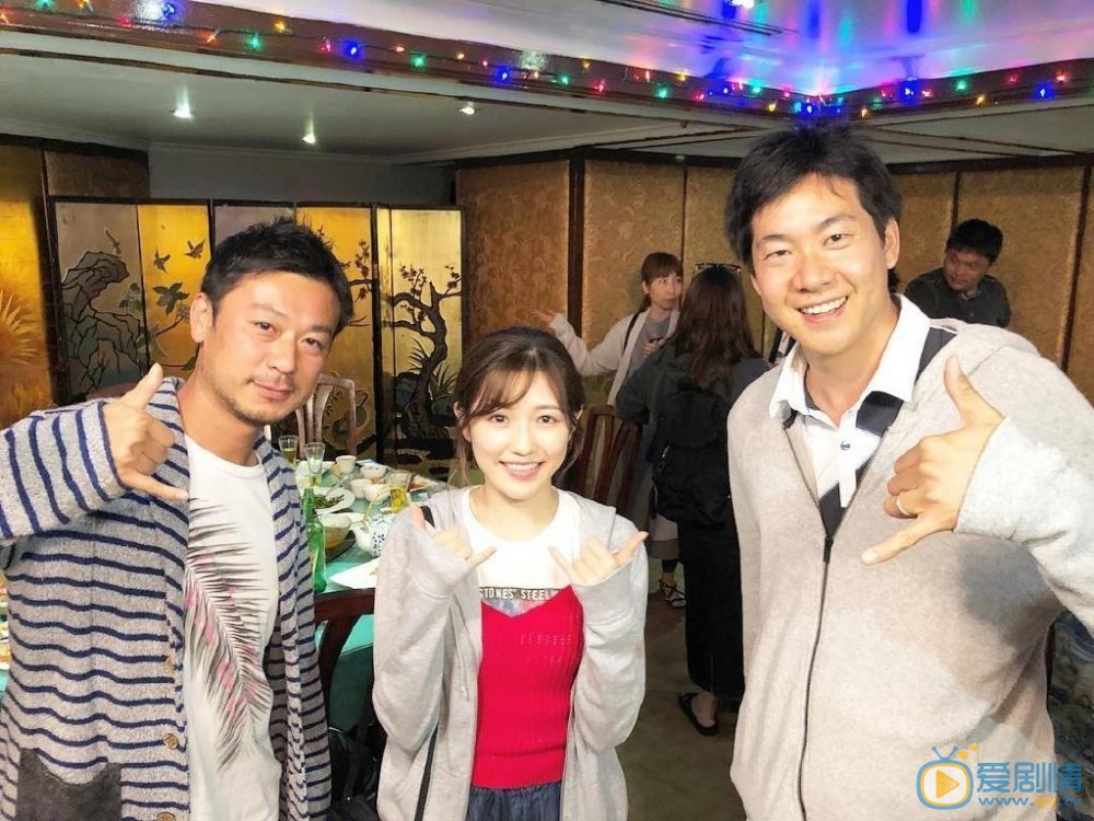 渡边麻友与人合照 渡边麻友高清写真_渡边麻友高清剧照
