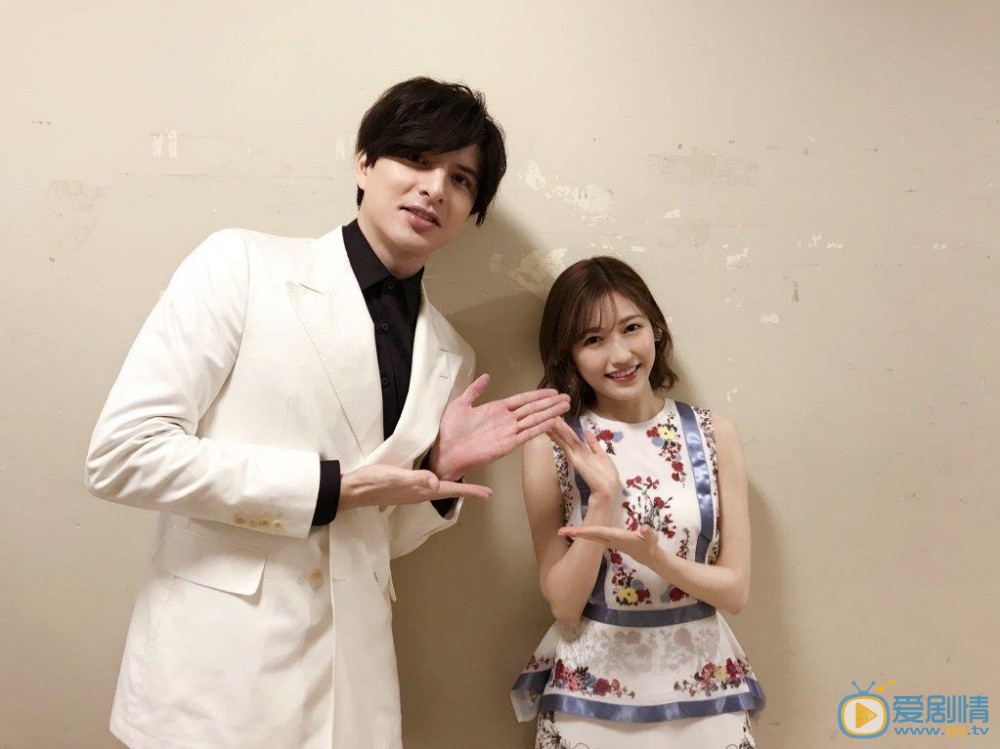 渡边麻友与人合照 渡边麻友高清写真_渡边麻友高清剧照