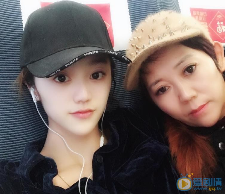 钱丽斯和母亲合照 钱丽斯高清写真_钱丽斯高清剧照