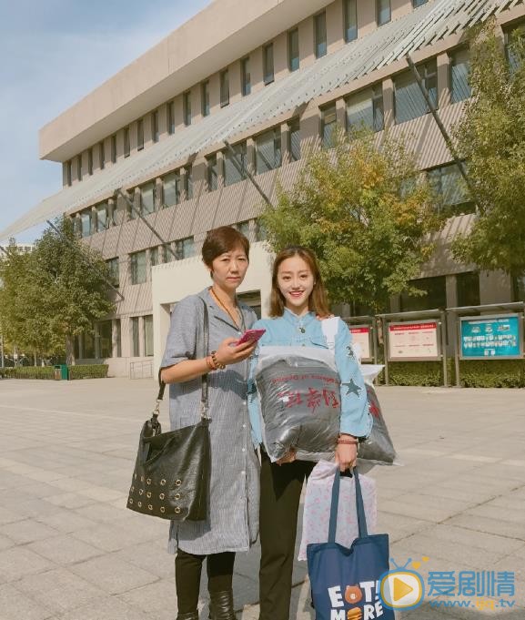 钱丽斯和母亲合照 钱丽斯高清写真_钱丽斯高清剧照