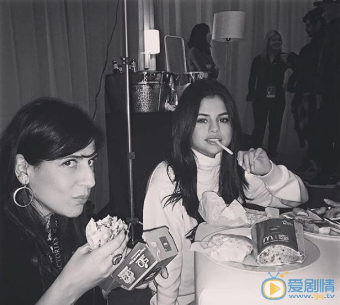 赛琳娜戈麦斯与人合照 赛琳娜戈麦斯高清写真_赛琳娜戈麦斯高清剧照