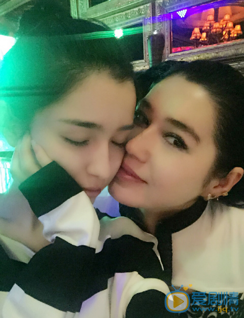 哈妮克孜童年家庭背景照片 哈妮克孜高清写真_哈妮克孜高清剧照