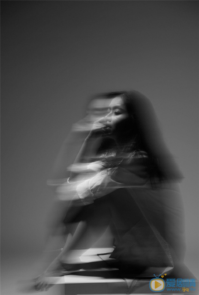 李春媛性感慵懒黑白写真照 李春媛高清写真_李春媛高清剧照