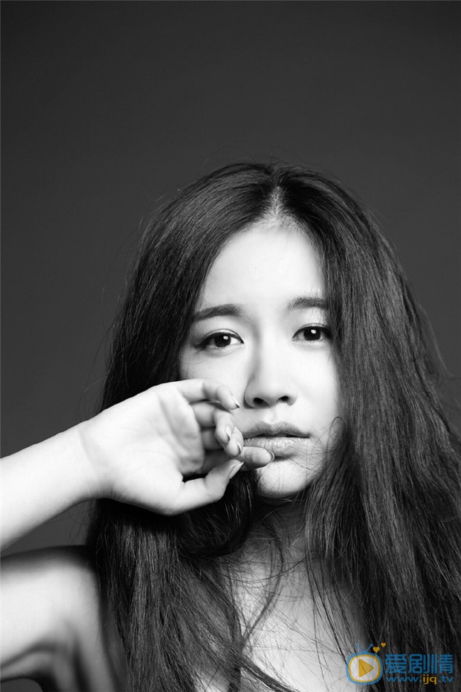 李春媛性感慵懒黑白写真照 李春媛高清写真_李春媛高清剧照
