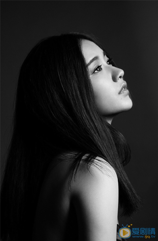 李春媛性感慵懒黑白写真照 李春媛高清写真_李春媛高清剧照