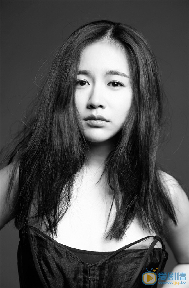 李春媛性感慵懒黑白写真照 李春媛高清写真_李春媛高清剧照
