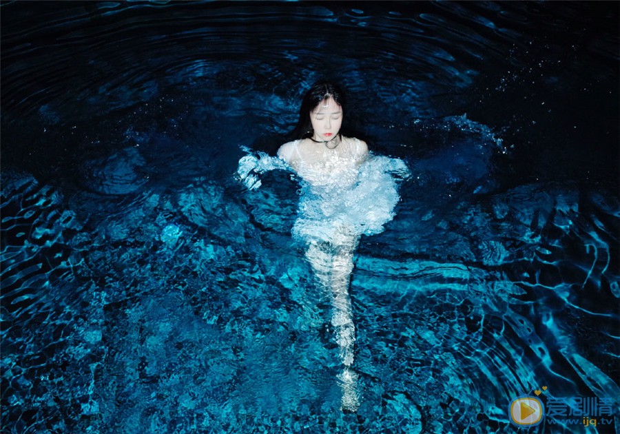 邱诗媛个性水中艺术照写真 邱诗媛个性水中艺术照写真