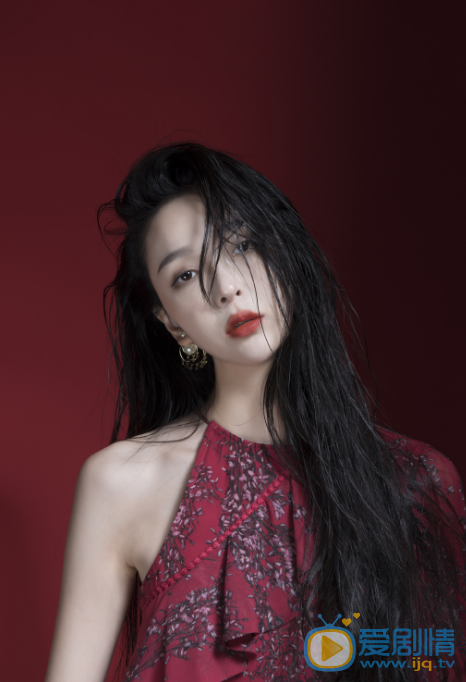 邱诗媛文艺少女范性感图片 邱诗媛冷艳写真图片