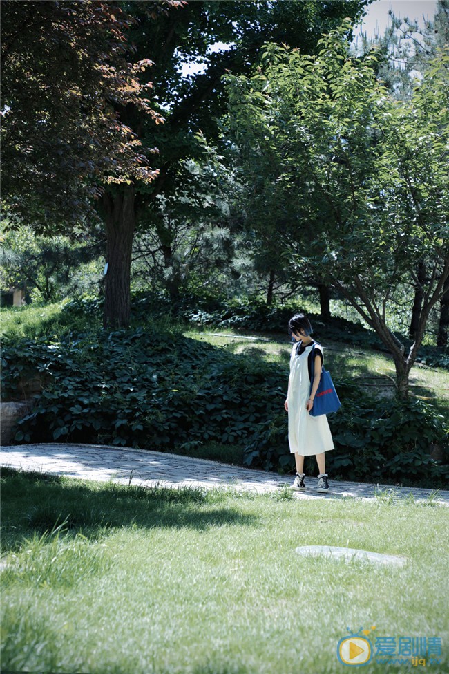 田沅短发甜美户外写真 田沅高清写真_田沅高清剧照