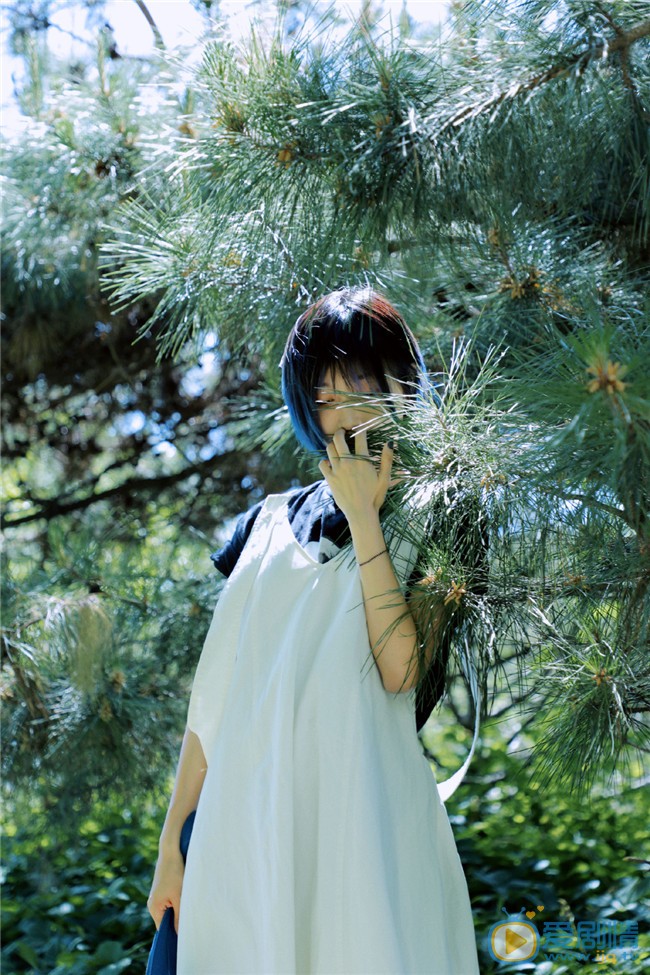 田沅短发甜美户外写真 田沅高清写真_田沅高清剧照
