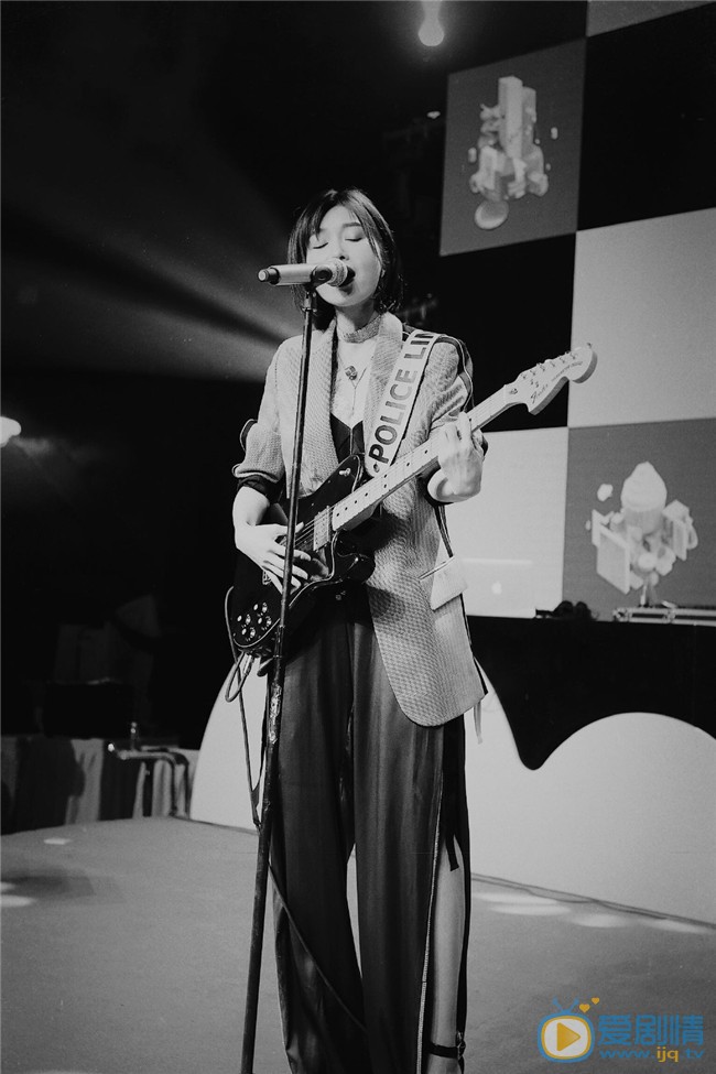 田沅复古摩登光影写真图片