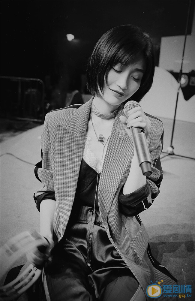田沅黑白光影舞台图片 田沅高清写真_田沅高清剧照