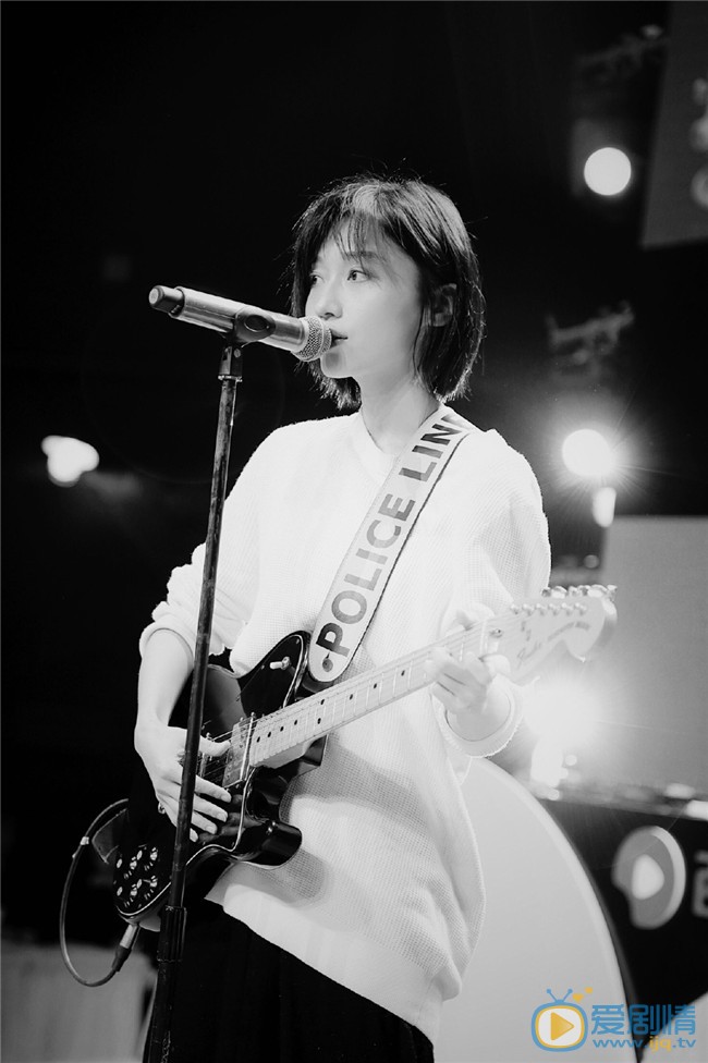 田沅黑白光影舞台图片 田沅高清写真_田沅高清剧照