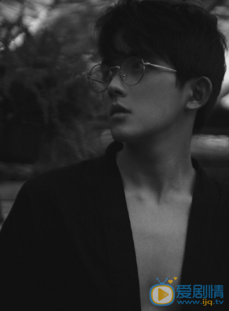 李柄熹帅气卧室写真图片 李柄熹高清写真_李柄熹高清剧照