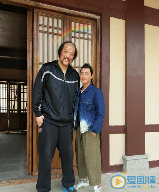 张恒瑞与人合照 张恒瑞高清写真_张恒瑞高清剧照
