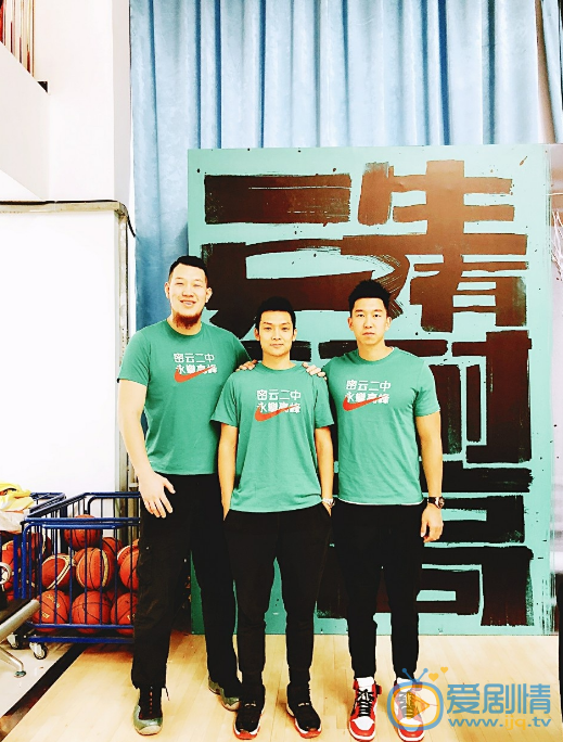 张恒瑞与人合照 张恒瑞高清写真_张恒瑞高清剧照