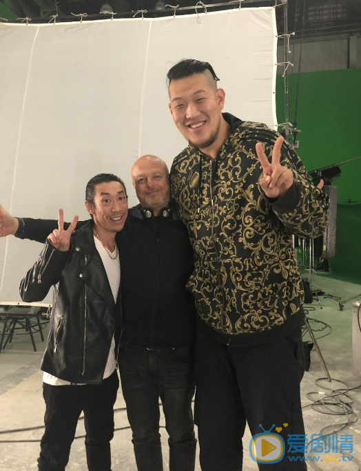 张恒瑞与人合照 张恒瑞高清写真_张恒瑞高清剧照