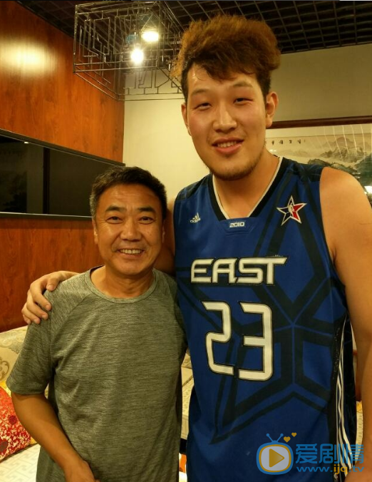 张恒瑞与人合照 张恒瑞高清写真_张恒瑞高清剧照