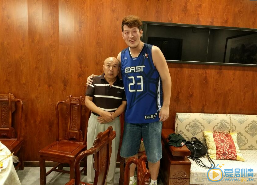 张恒瑞与人合照 张恒瑞高清写真_张恒瑞高清剧照