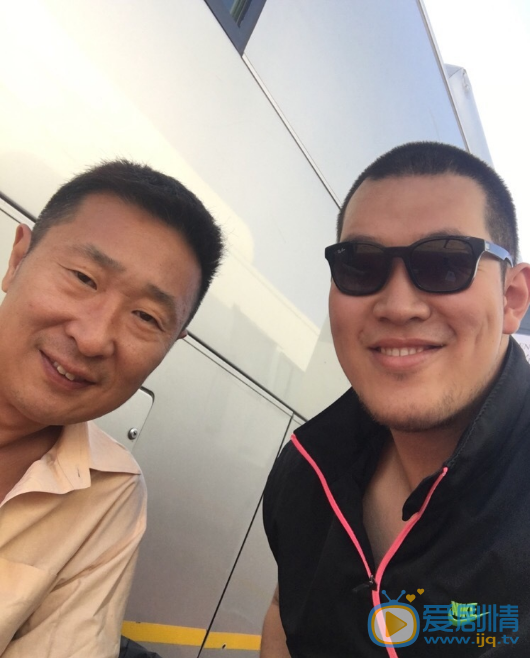 张恒瑞与人合照 张恒瑞高清写真_张恒瑞高清剧照
