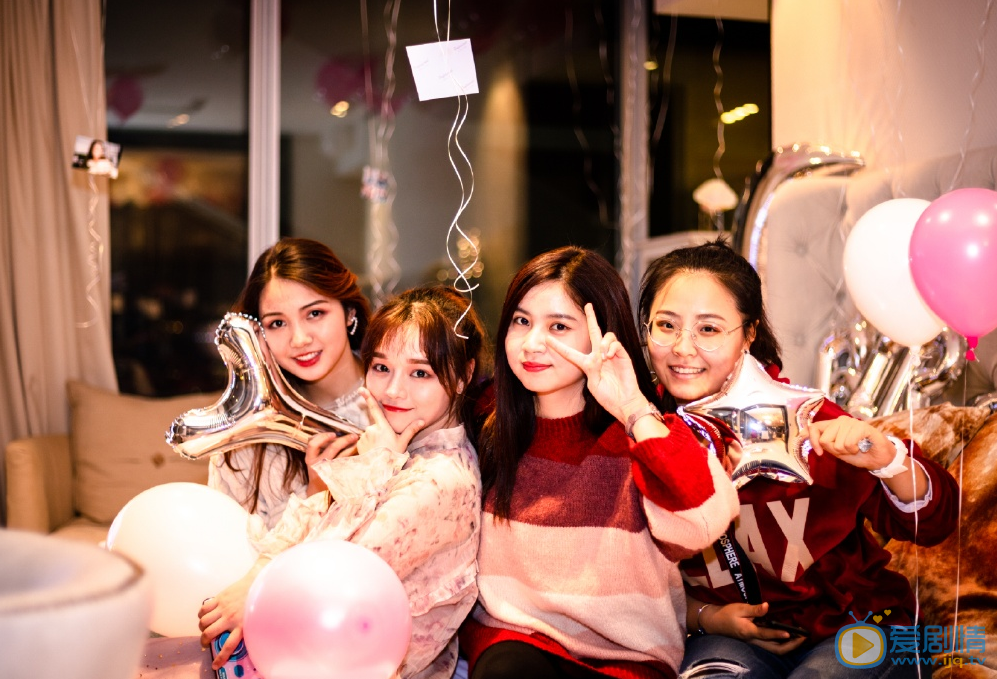 黄霄云与人合照 黄霄云高清写真_黄霄云高清剧照