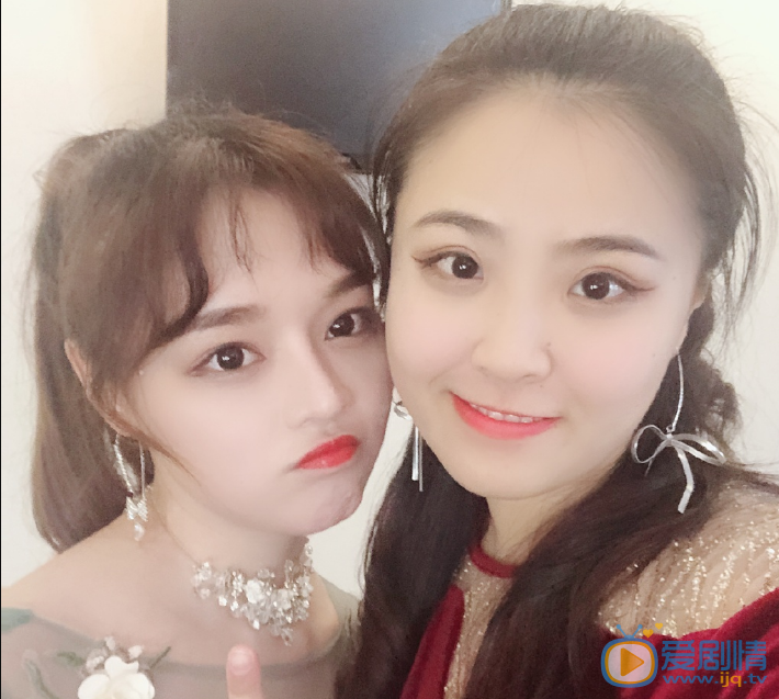 黄霄云与人合照 黄霄云高清写真_黄霄云高清剧照