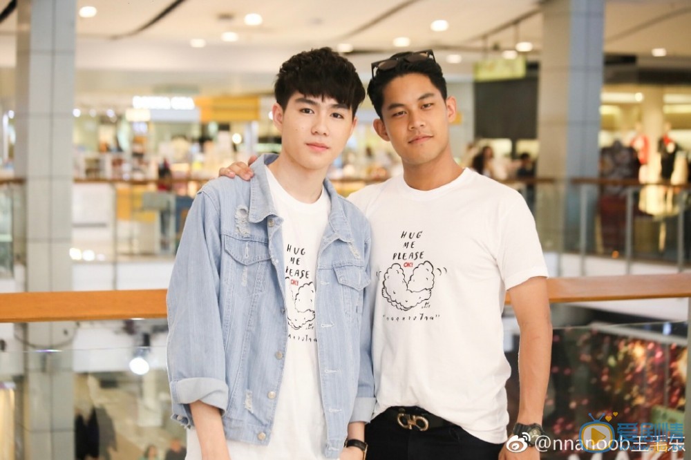 王毛东与人合照 王毛东高清写真_王毛东高清剧照