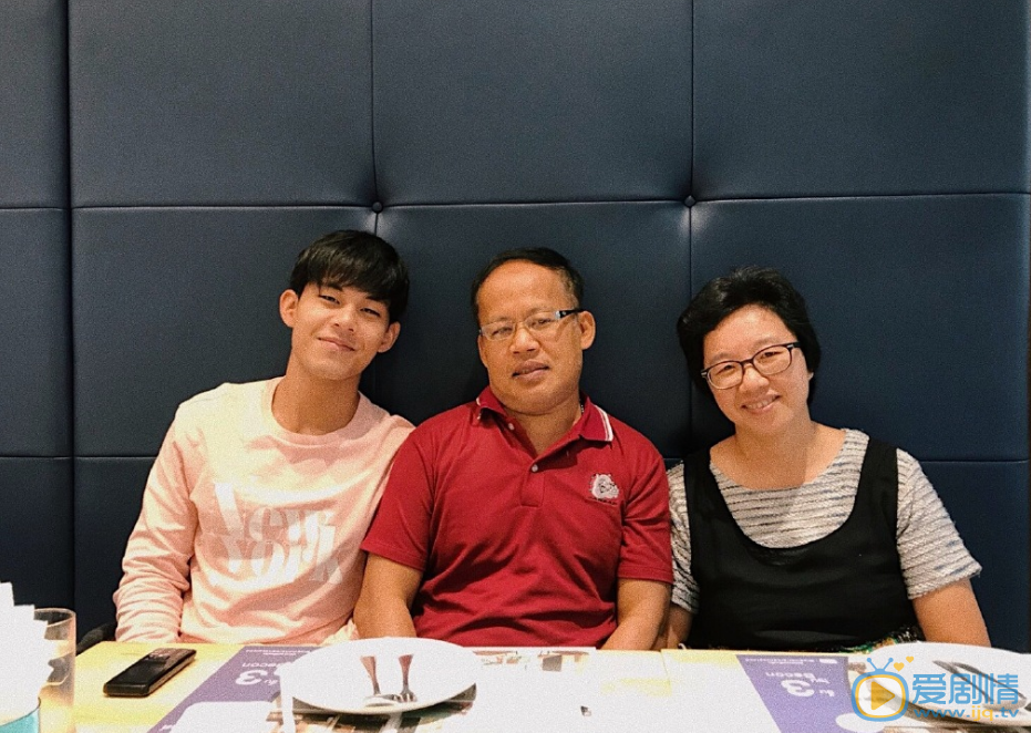 王毛东与家人合照片 王毛东高清写真_王毛东高清剧照