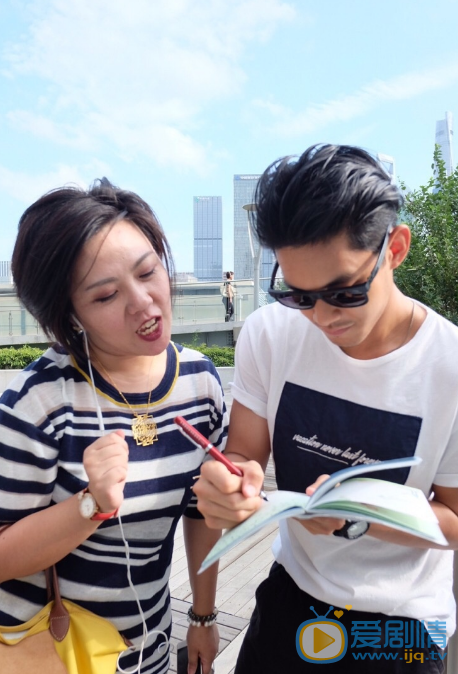 王毛东与人合照 王毛东高清写真_王毛东高清剧照