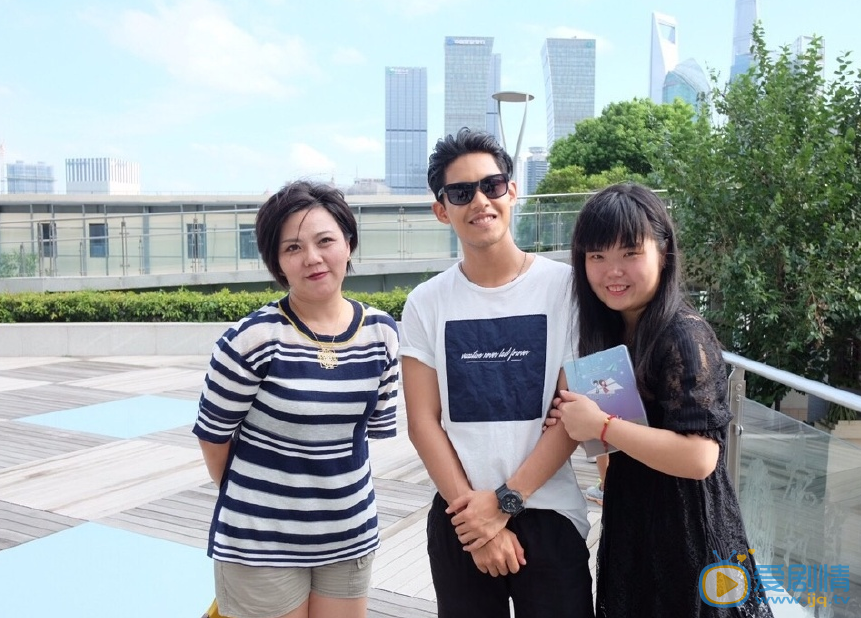 王毛东与人合照 王毛东高清写真_王毛东高清剧照