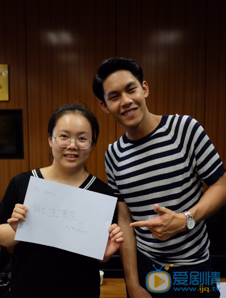 王毛东与人合照 王毛东高清写真_王毛东高清剧照