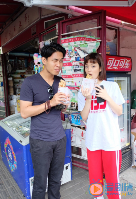 王毛东与人合照 王毛东高清写真_王毛东高清剧照