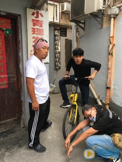 王毛东与人合照 王毛东高清写真_王毛东高清剧照