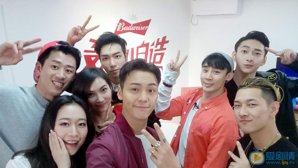 宋奕桥与人合照 宋奕桥高清写真_宋奕桥高清剧照