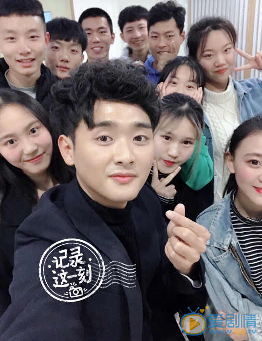 于天奇与人合照 于天奇与人合照