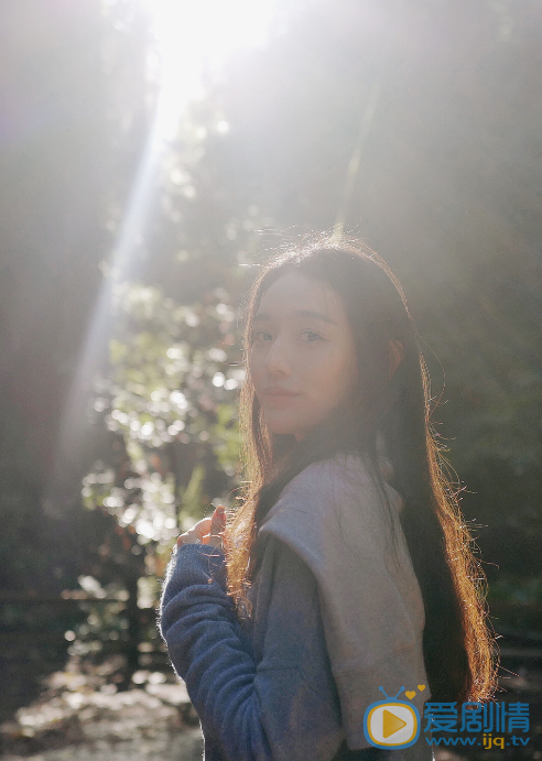 周紫馨户外山上唯美图片 周紫馨高清写真_周紫馨高清剧照