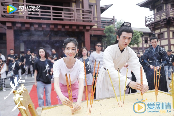 张凌赫《少女大人》开机发布照 《少女大人》开机发布照