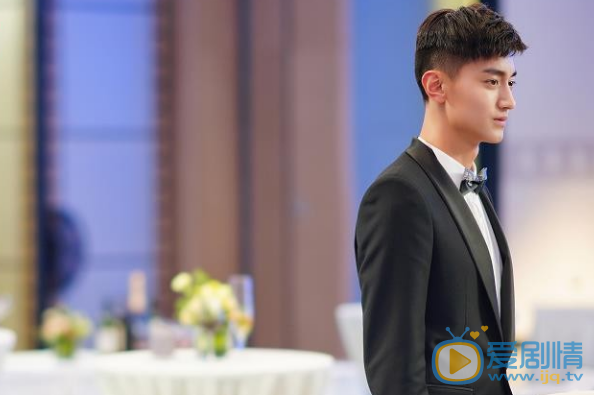 当她恋爱时风萍和安悦生是什么关系？安悦生为什么怨恨风萍？