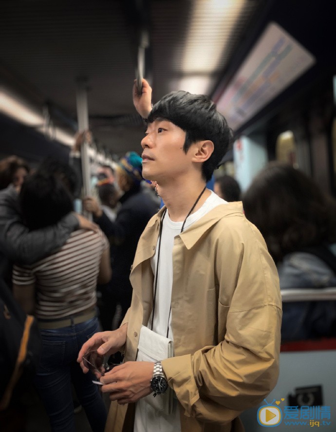张栋梁街拍图片 张栋梁高清写真_张栋梁高清剧照