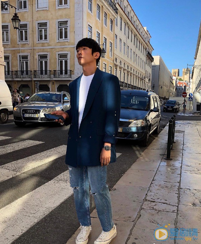 张栋梁街拍图片 张栋梁高清写真_张栋梁高清剧照