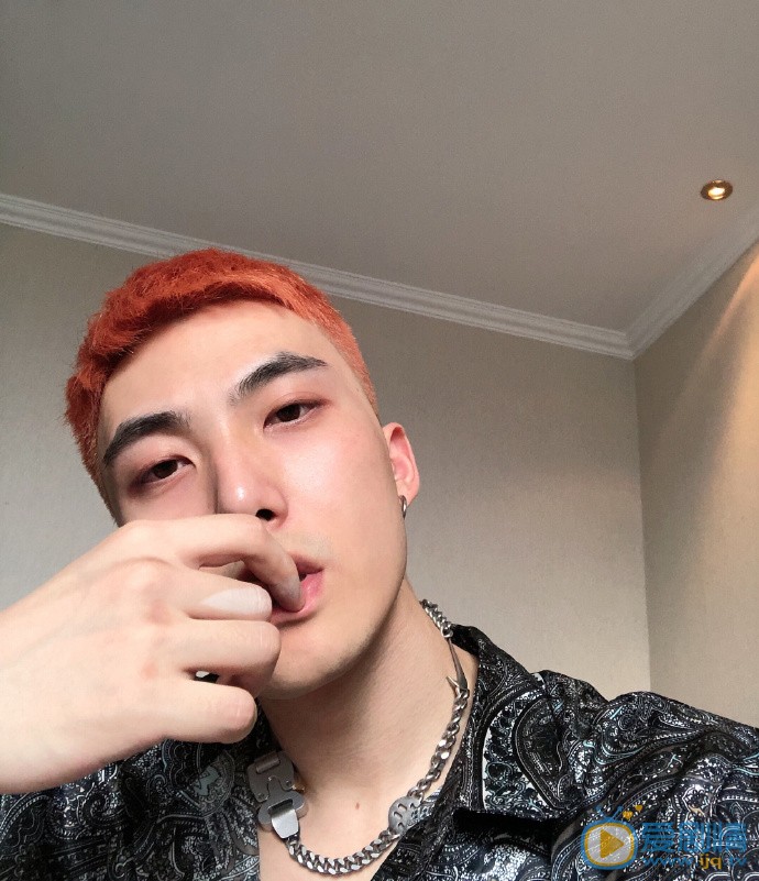 吴赫伦自拍照图片 吴赫伦自拍照图片