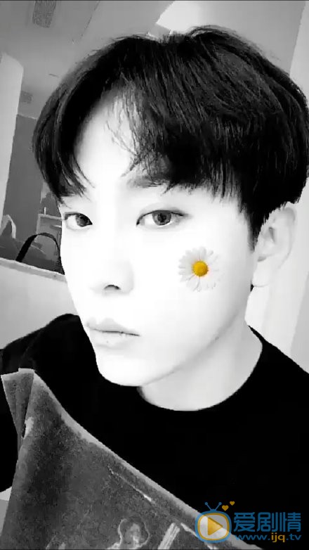 龙俊亨黑白自拍照图片