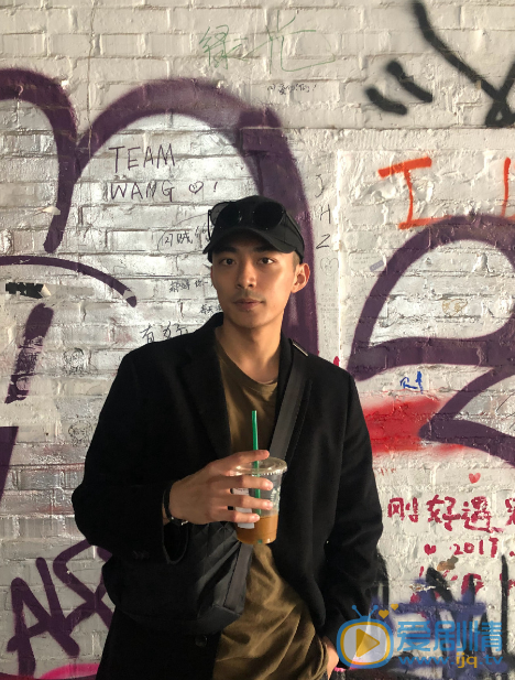 苏健铨帅气街拍照