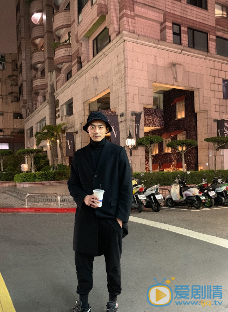 苏健铨帅气街拍照 苏健铨高清写真_苏健铨高清剧照