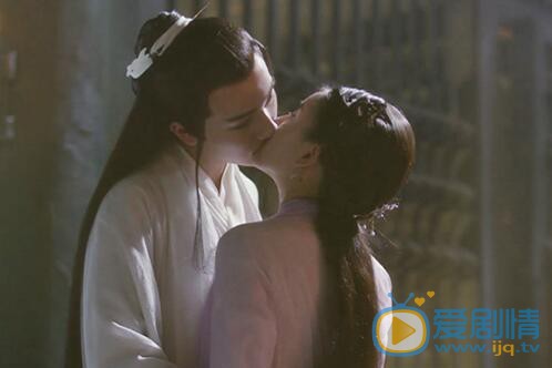 天雷一部之春花秋月电视剧上官秋月是什么时候喜欢春花的？