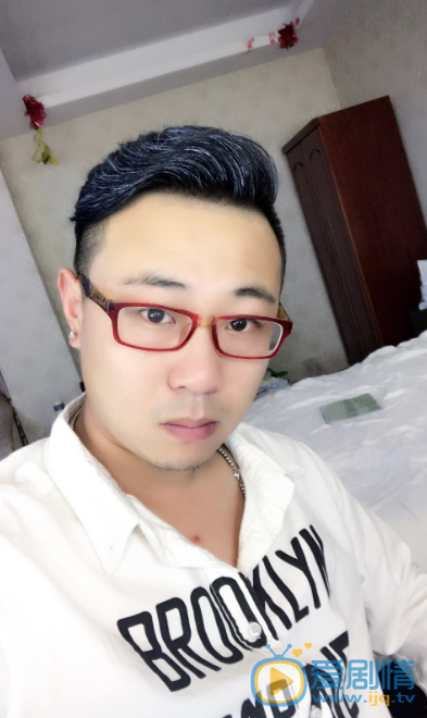吴浩自拍照