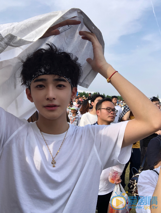 丁嘉文阳光户外照 丁嘉文高清写真_丁嘉文高清剧照