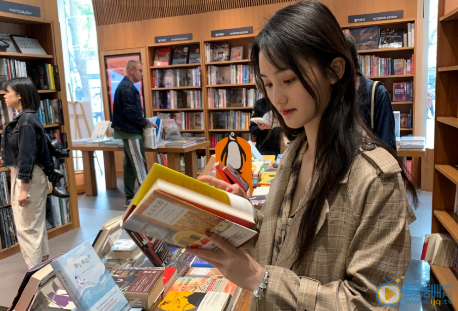 梁咏妮图书馆图片 梁咏妮高清写真_梁咏妮高清剧照